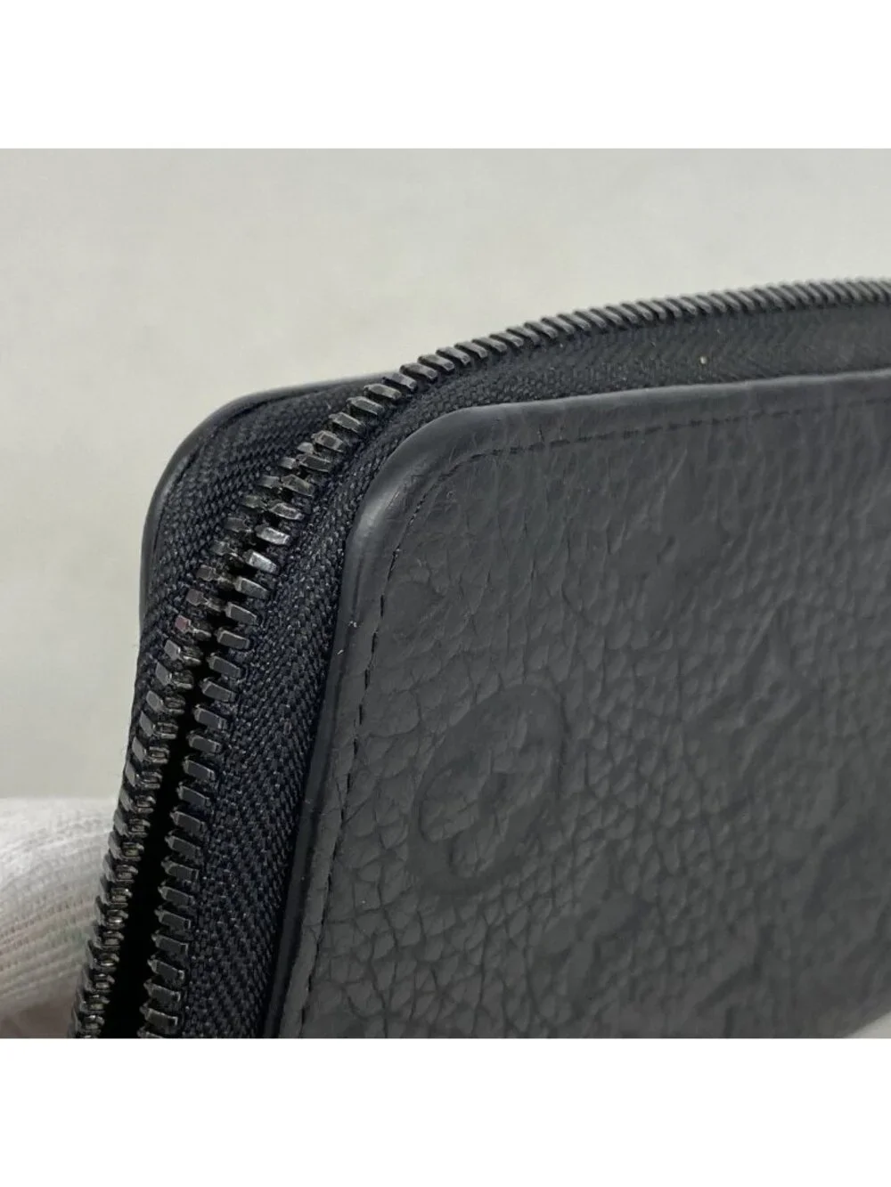 Louis Vuitton Wallet Taurillon Zippy Vertical Black
